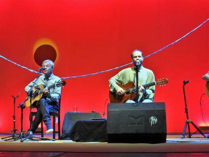 El músico con sus hijos durante la actuación en el a Feria de Julio.
