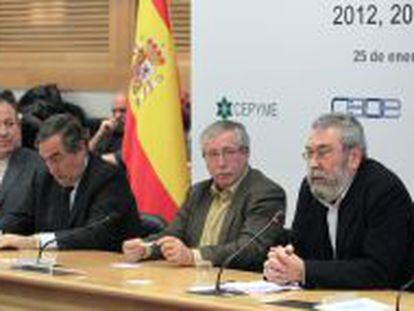 De izquierda a derecha: Jes&uacute;s Terciado (Cepyme), Juan Rosell (CEOE), Ignacio Fern&aacute;ndez Toxo (CC OO) y C&aacute;ndido M&eacute;ndez (UGT) durante la firma del Acuerdo de Negociaci&oacute;n Colectiva para el periodo 2012-2014.