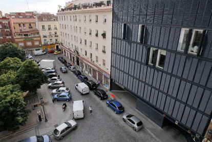 Edificio de vivienda social, dise&ntilde;ada por Consuelo Martorell, M&oacute;nica Alberola y Luis D&iacute;az-Mauri&ntilde;os, para la plaza General Vara del Rey en Madrid.