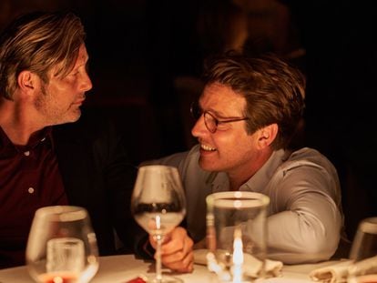 El actor Mads Mikkelsen y el director Thomas Vinterberg, en el rodaje de 'Otra ronda'.