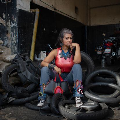 Luisa Nieto, creadora de Tripeando, posa con un bolso de la marca, que desarrolla accesorios y ropa con la tripa de cauchos usados en Caracas (Venezuela).