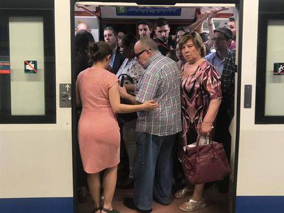 Viajeros intentando hacerse un hueco en un vagón de metro, la semana pasada en Madrid.