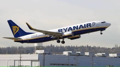 Un avión de Ryanair en pleno despegue 