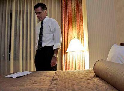 El candidato republicano Mitt Romney, ex gobernador de Massachusetts, en la habitación de su hotel el martes en Southfield, Michigan, tras la victoria.