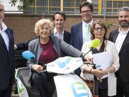 La alcaldesa de Madrid, Manuela Carmena, junta a la concejala de Medio Ambiente y los responsables de Ecooltra.
