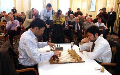 Anand termina de situar las piezas antes de la partida rápida que perdió ante Nakamura.