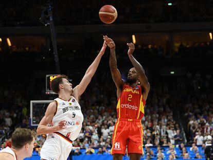 Basketball - EuroBasket Championship - Semi Final - Germany v Spain - Mercedes-Benz Arena, Berlin, Germany - September 16, 2022  Spain's Lorenzo Brown in action with Germany's Franz Wagner REUTERS/Annegret Hilse