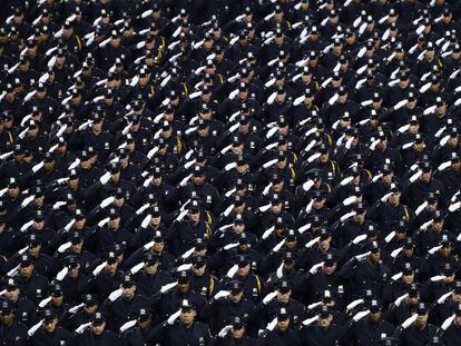 Ceremonia de graduación de oficiales de policía de Nueva York en el Madison Square Garden.