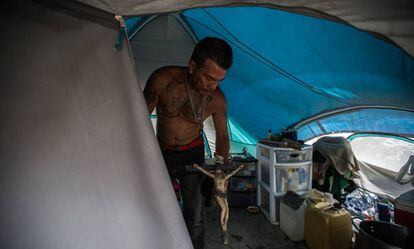 Roberto García, en su tienda en un campamento callejero formado por expresos por delitos sexuales.