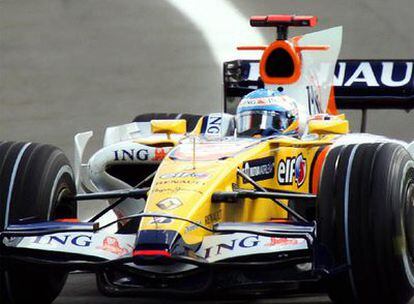 Fernando Alonso, con su Renault, durante la sesión de clasificación del Gran Premio de Turquía.