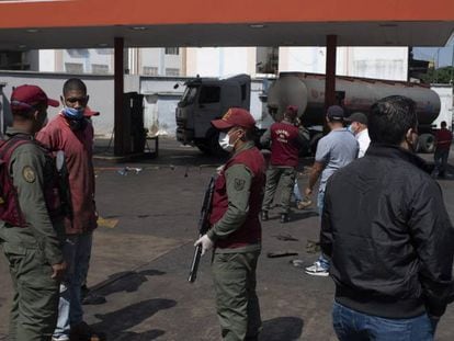Miembros de la Guardia Nacional Bolivariana en una gasolinera en Petare (Caracas).
