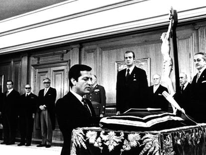 Adolfo Suárez jura su cargo de presidente del Gobierno ante el Rey en el palacio de La Zarzuela, el 5 de julio de 1976.