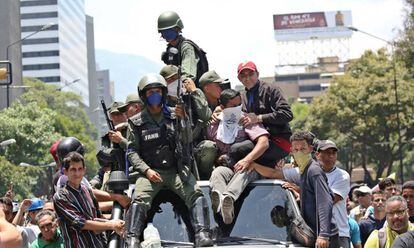 Soldados, con seguidores de Juan Guaidó este martes.
