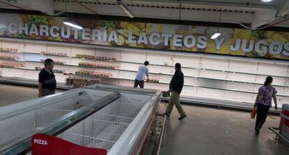 Un supermercado en Caracas prácticamente vacío.