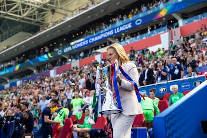 Momento de la entrada del trofeo en el Philips Stadion de Eindhoven (Países Bajos).