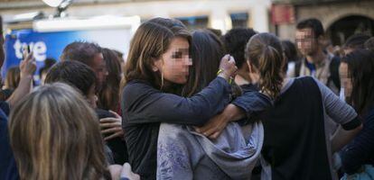 Compañeros y amigos de A. M. lloran la muerte de la menor durante la concentración celebrada ayer en Tàrrega (Lleida).