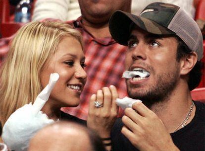 Anna Kournikova y Enrique Iglesias, en un partido en 2005.