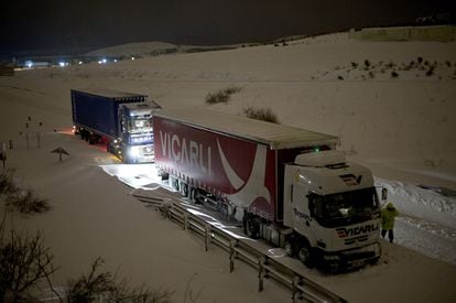 Dos camiones permanecen atrapados por culpa de la nieve en Aguilar de Campoo (Palencia).