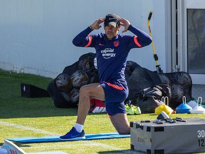El técnico del Atlético de Madrid, el argentino Diego Pablo Simeone, dirige el entrenamiento de su equipo en la Ciudad Deportiva en Majadahonda, este jueves.