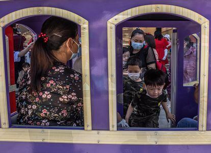 Mujeres con sus hijos en un parque infantil de Pekín el 1 de junio.