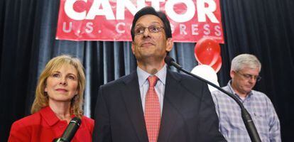 El congresista Eric Cantor, acompa&ntilde;ado de su esposa, Diana, acepta la derrota en un discurso en Richmond, la capital de Virginia