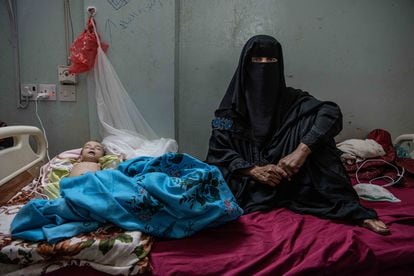 La abuela de Muna Bassam (seis meses) acompaña a la pequeña ingresada por desnutrición severa en el hospital público de Ataq (capital de la provincia yemení de Shabwa).