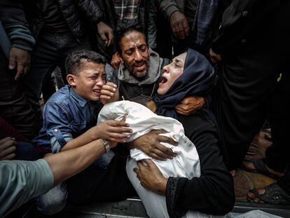 "Un niño palestino fue llevado al hospital Al Naser, sacado de entre los escombros. En el hospital, su tía lo reconoció y comenzó a gritar su nombre. '¡Este es Diya’a, este es Diya’a...!'. Cuando llegaron sus hermanos, madre y padre, su dolor fue inolvidable. Había salido de su casa para buscar algo de leña para calentarse cuando fue asesinado en un ataque aéreo".