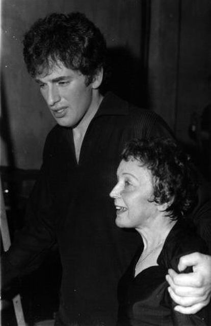 Edith Piaf, en 1962, con su último compañero, el peluquero Theo Sarapo.
