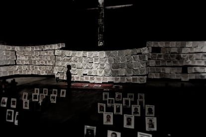 Memorial con las imágenes de los desaparecidos en México y los pañuelos bordados por sus familiares.