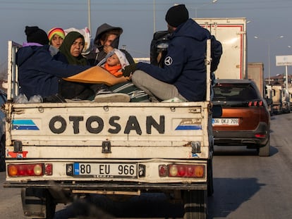 Una familia abandona la provincia turca de Hatay, este lunes.