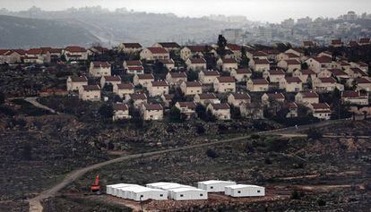 Viviendas prefabricadas entre el asentaminto &#039;ilegal&#039; de Amona y la colonia de Ofra en Cisjordania.