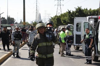 Elementos de la Guardia Nacional y del cuerpo de bomberos llegaron a la zona para evacuar a los heridos. 