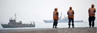 Barcos y operarios en el puerto de El Callao (Lima).