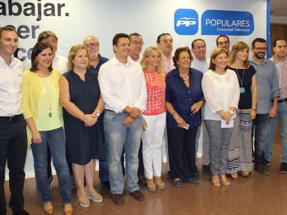 Isabel Bonig, en primera fila y de blanco, entre su nueva directiva