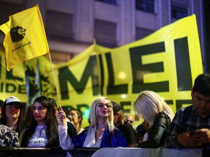 Simpatizantes del candidato presidencial argentino Javier Milei, en Buenos Aires el 22 de octubre.