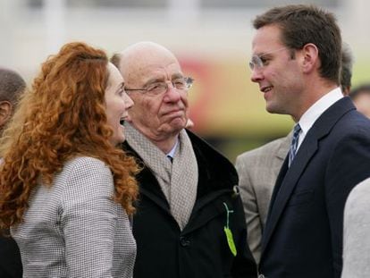 James Murdoch (derecha), junto a su padre, Rupert Murdoch, y la perdiodista Rebekah Brooks, en una carrera de caballos celebrada el pasado 18 de marzo en Cheltenham (Reino Unido).