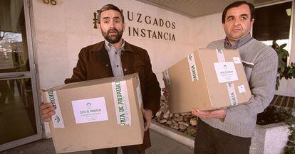 Personal de la Junta de Andaluc&iacute;a el d&iacute;a que se present&oacute; la demanda contra las tabaqueras en Madrid.