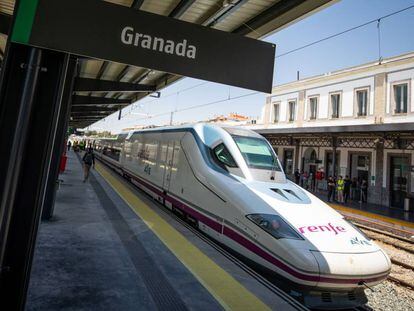 Llegada del AVE a la estación de tren de Granada, en junio pasado. 