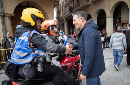 Miguel Induráin, saluda a los fotógrafos y motoristas momentos antes de dar comienzo la carrera.