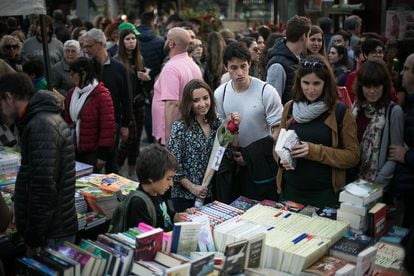 Parada de libros en La Rambla de Barcelona, durante la jornada de Sant Jordi del año pasado. ALBERT GARCIA / EL PAÍS