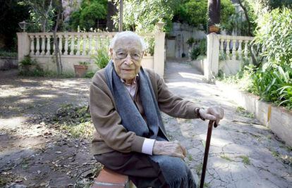 El cirujano Moisès Broggi, de 103 años, en el jardín de su casa en Barcelona.