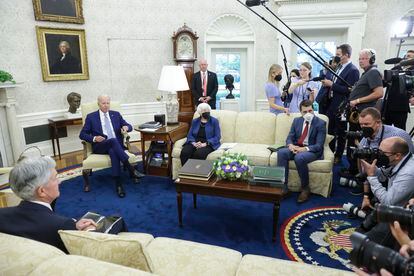 Sentados, de izquierda a derecha, el presidente de la Reserva Federal, Jerome Powell, el de Estados Unidos, Joe Biden, la secretaria del Tesoro, Janet Yellen, y el director del Consejo Económico Nacional, Brian Deese, este martes, en el Despacho Oval de la Casa Blanca.