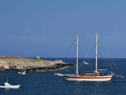 Varios barcos salen del puerto de Lampedusa, en Italia.