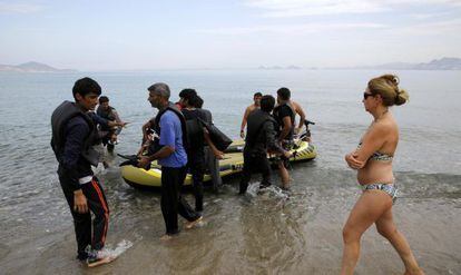 Una turista española observa la llegada de migrantes en una playa de la isla griega de Kos