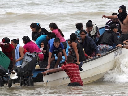 Una embarcación con migrantes venezolanos llega al sur de Trinidad y Tobago, el pasado 24 de noviembre.