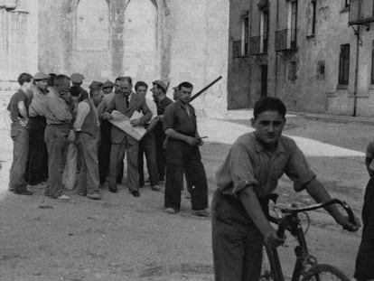 Sub&iacute;as, amb americana i corbata, discutint amb un grup de milicians per la protecci&oacute; de l&rsquo;esgl&eacute;sia de Castell&oacute; d&rsquo;Emp&uacute;ries. 