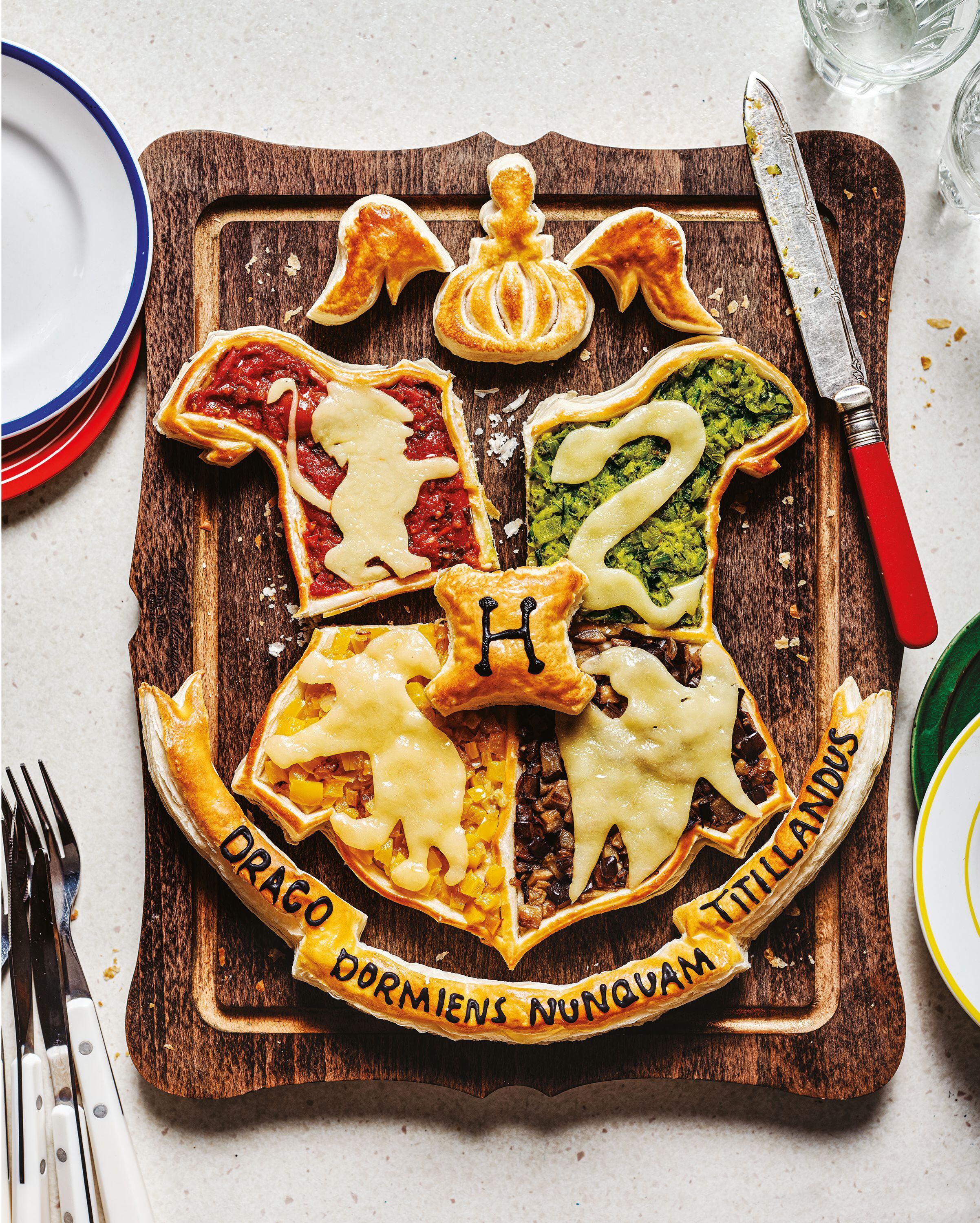 Pastel del escudo de Hogwarts, receta de 'La cocina de Hogwarts', de Joanna Farrow. Foto cedida por la Editorial Salamandra.