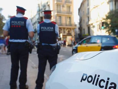 Una pareja de 'mossos' patrullan en Barcelona. 
 