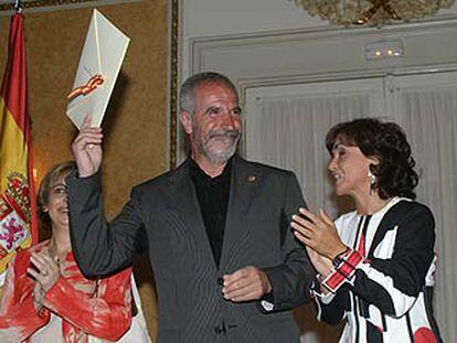 El director de fotografía Javier Aguirresarobe y la ministra de Cultura, Carmen Calvo, en San Sebastián.