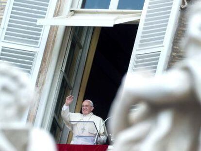 El Papa Francisco se asoma a la ventana en la palza de San Pedro en el Vaticano este domingo.